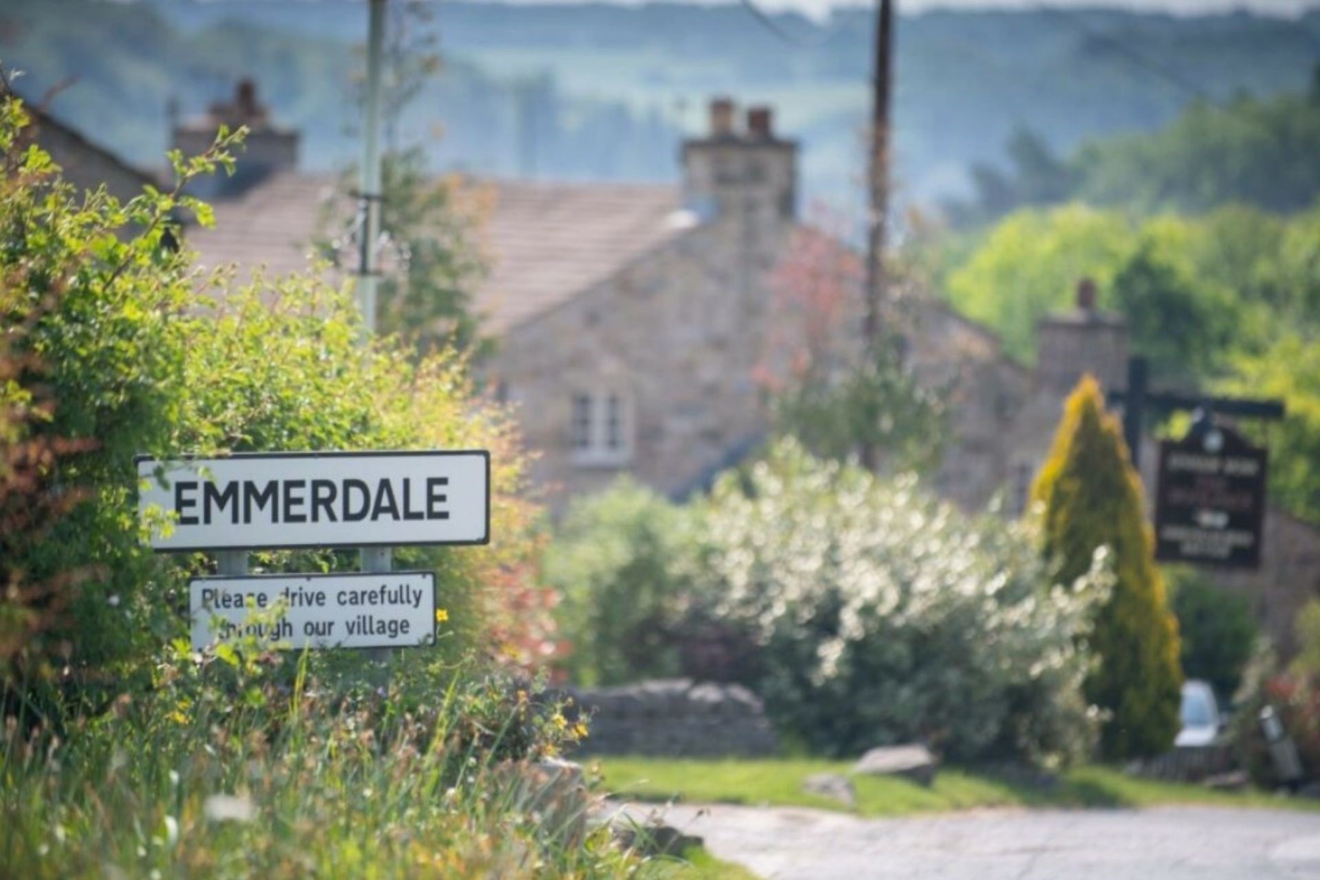 emmerdale-tour-packages-oldtravelbag